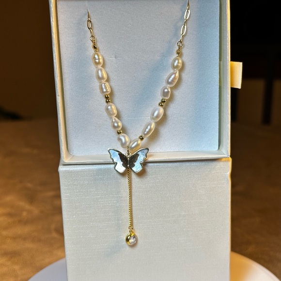 Dainty Butterfly Necklace Gold & Pearl NEW IN BOX - Picture 5 of 8